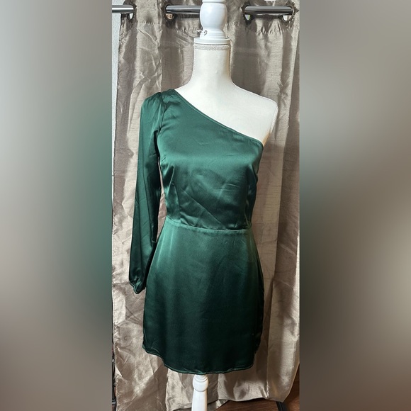 Abercrombie & Fitch - Picture 2 of 5